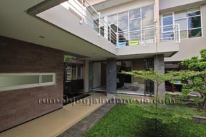 Kolaborasi Langgam Tropis Dengan Goresan Minimalis