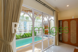 Bukaan kaca besar hadirkan view menarik dari sisi tempat tidur