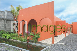 Fasad bangunan utama dengan arsitektur bergaya Latin