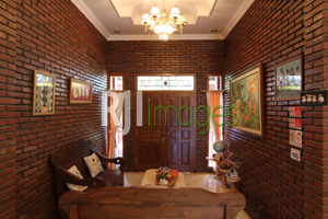 Rumah Yang Terekspos Karakter