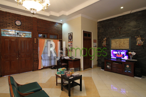 Rumah Yang Terekspos Karakter