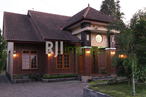 Rumah Yang Terekspos Karakter