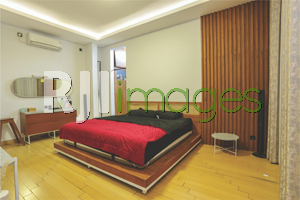 Kamar tidur utama dengan dominasi unsur kayu bernuansa mewah