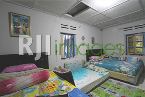 Kamar tidur utama di area gandhok