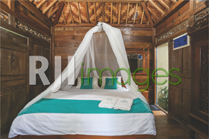 Kamar tidur utama rumah Geladak bergaya klasik