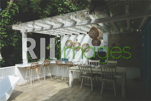 Kitchen dengan konsep ala tropical bar nan estetik