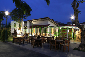 Konsep Tropis area outdoor Bilik kayu Heritage Resto