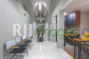 Lorong kamar lantai atas dengan paduan warna netral & ciamik