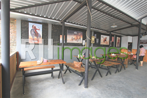 Meja makan bergaya industrial minimalis pada sudut area resto