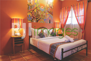 Motif ethnic pada material kain perkuat nuansa Latin