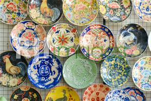 Piring hias keramik dengan berbagai motif