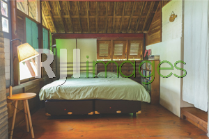 Ranjang tidur king size sebagai fasilitas tamu beristirahat