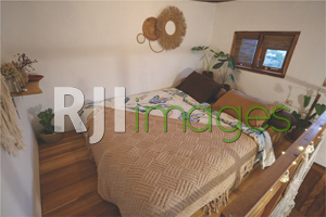Ruang tidur bernuansa tropis pada kamar Truck House