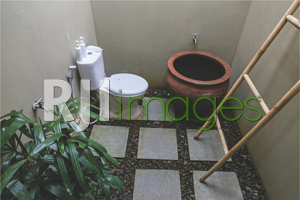 Semi outdoor bathroom dengan fasilitas modern