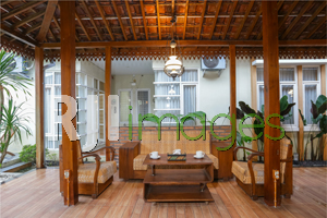 Sofa set kayu rotan klasik sebagai fasilitas bagi tamu