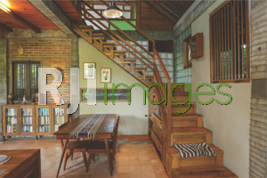 Space bawah tangga difungsikan sebagai ruang makan