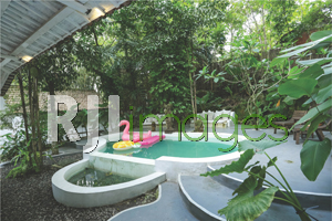 Swimming pool berkonsep outdoor