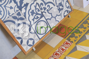 Tegel motif klasik bernuansa monotone