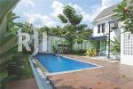 Area backyard dengan fasilitas kolam renang