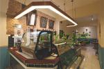 Area bar bernuansa vintage dengan sentuhan bata ekspos