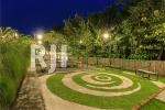 Area garden dengan rumput hias artistik