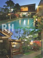 kolam renang belakang rumah dan backyard area