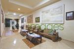 Area lounge yang menjadi satu dengan meja makan bernuansa klasik