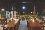 Area makan dengan furnitur kayu bergaya vintage