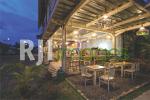 Area makan indoor dengan furnitur bergaya klasik