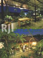 Area makan lantai  dan area makan “kandang kerbau” yang menyatu dengan garden