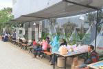 Area makan outdoor  dengan background camp Indian