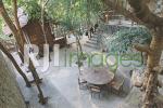 Area makan outdoor bernuansa alami