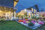 Area outdoor kafe bernuansa santai dengan fasilitas bean bag