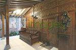 Area teras yang didominasi unsur ukir kayu