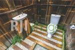 Bathroom bergaya natural dengan fasilitas modern