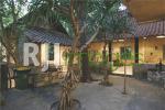 Dominasi unsur batu di segala sudut resto
