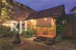 Fasad bangunan Wooden House dengan sentuhan natural