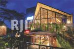 Fasad depan cafe bergaya asimetrik