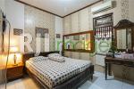 Kamar tidur dengan nuansa khas Jawa
