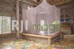 Kamar tidur utama dengan ranjang kayu lawasan