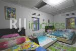 Kamar tidur utama di area gandhok