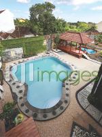 Kolam renang di area backyard dengan sentuhan unsur alam