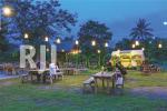 Lampu gantung hadirkan kesan syahdu di area outdoor