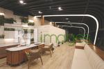 Lobby bergaya industrial modern dengan aksen kayu