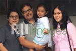 Maria beserta suami dan kedua putrinya