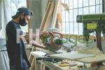 Proses pemotongan kayu sesuai pola