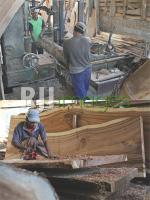 Proses pemotongan kayu sesuai ukuran dan Perataan permukaan papan kayu