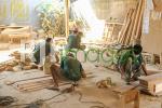 Proses pengamplasan kayu