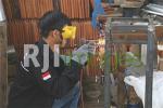 Proses pengelasan rangka wastafel dengan bahan besi