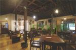 Ruang makan bangunan utama dengan table set klasik